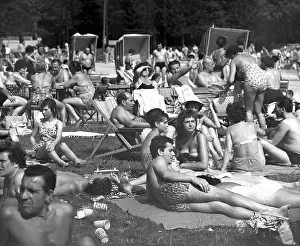 Sunbathe: Sunbathers - swimmers - sunburn - summer