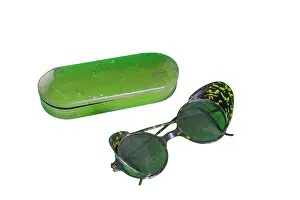 Folds: Sunglasses with folding side visors