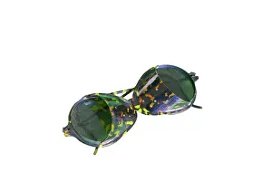 Folds: Sunglasses with folding side visors