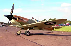 585723: Supermarine Spitfire Mk PR.XI G-PRXI - PL983