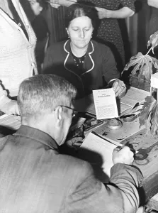 Ration: Supply of clothes, substitutes, issue of the Reichskleid