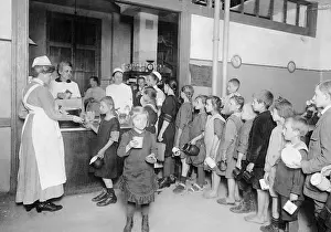 Distributes: Supply of school children in Berlin, 1920