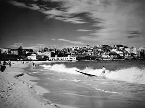 Surfer: Surfman at strand on Bondi Beach, Sydney