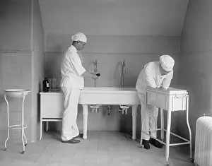 Lcgr2016: Surgeon and anesthesiologist carefully wash their