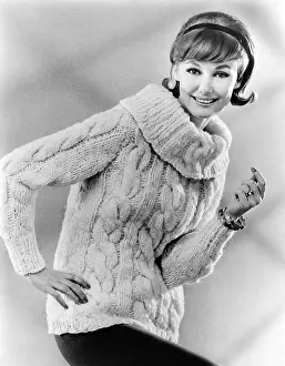 Softened: Sweater with a large cowl neck. The model's ?