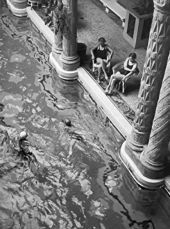 Gellert: SWIMMING POOL 1930S