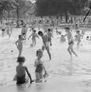 Clissold: Swimming Pool In Clissold Park
