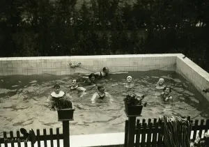 Immigration: Swimming pool in the garden, 1929