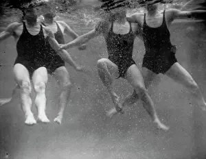 Watersport: Swimming underwater