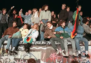 Sitzen: Swinging and swaying on Berlin Wall