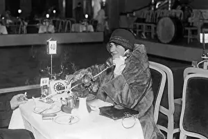 Femina: Table telephone in the dance palace, 1929
