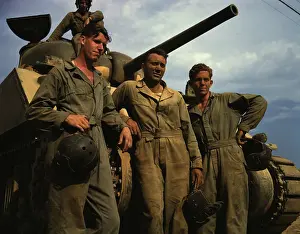 Kentucky: Tank crew standing in front of an M4 tank