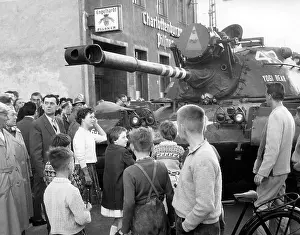 Berlins: Tanks of the US Army at checkpoint Friedrichstrasse in Berli