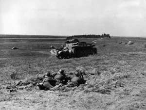 Gross: Tanks and infantry during an exercise, 1938
