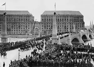 Lambeth: Tape-cutting ceremony of Lambeth Bridge by King George V, 19