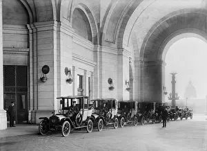 Taxicabs: Taxicabs waiting in line for passengers ?