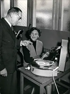 Typists: Teaching typewriting in rhythm with music, Bonn