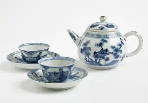 Teaset: Teapot with two cups and saucers