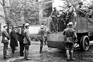 Escorted: The Technische Nothilfe is escorted from the
