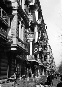 Hasenheide: Terrace front decorated with flags, 1933