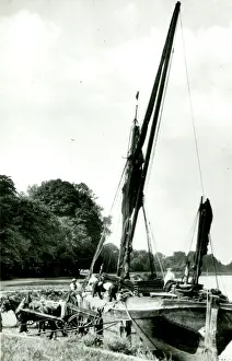 Kingston: Thames barge unloading bricks, Kingston-upon-Thames