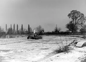 Chertsey: THAMES ICEBREAKER