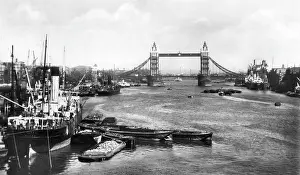 Eastwards: THAMES/LONDON BRIDGE