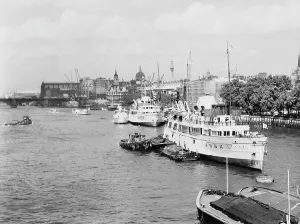 Upstream: THAMES FROM TOWER BR