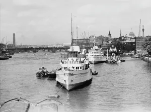 Upstream: THAMES FROM TOWER BR