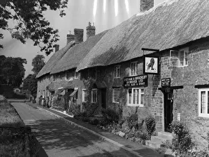 Cropredy: THATCHED PUB & COTTAGES