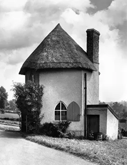Llanfair: THATCHED TOLL HOUSE
