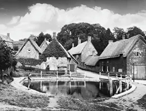 Wroxton: THATCHED VILLAGE 1930S