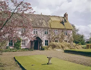 Thatchers: THATCHING A ROOF