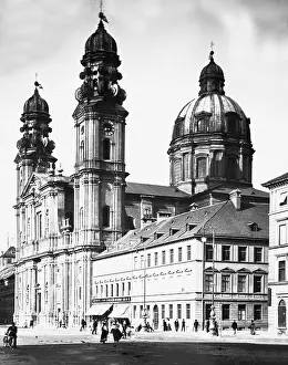 Theatinerkirche: Theatinerkirche am Odeonsplatz in Munich