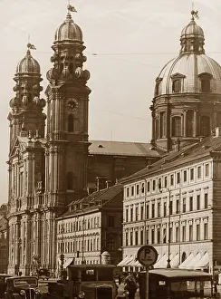 Theatinerkirche: Theatinerkirche am Odeonsplatz in Munich