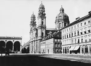 Theatinerkirche: Theatinerkirche am Odeonsplatz in Munich