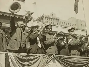Lcgr1705: Theodore Roosevelt speaking to crowd of men at Sagamore