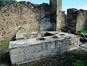 Establishment: Thermopolium at the intersection of Via degli Augustali with
