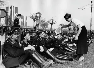 Thirsty: Thirsty SS men, 1934