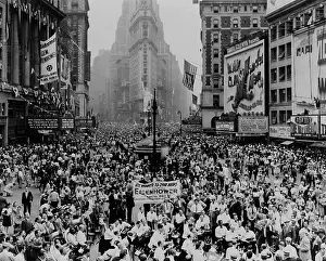 Throng: Throng of Eisenhower supporters converge ?