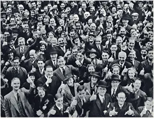 Iln - Consolidated Archive Holdings Ltd: Thumbs up from bombed Londoners during the Blitz