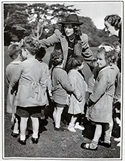 Carnarvon: Tilly Losch and child evacuees, Highclere