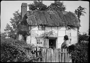 Exposing: The front of a timber framed thatched cottage in Woolhope