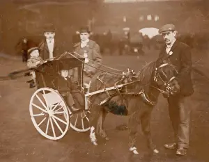 Rawhide Collection: Tiny Town cabby and passenger at Victoria Station