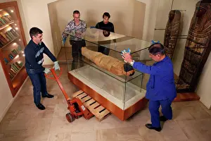 Franais: Tissue sampling operation of an Egyptian mummy