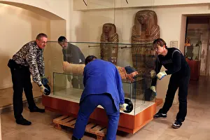 Franais: Tissue sampling operation of an Egyptian mummy
