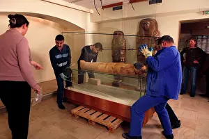 Franais: Tissue sampling operation of an Egyptian mummy