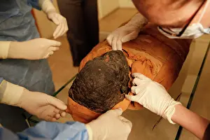Franais: Tissue sampling operation of an Egyptian mummy