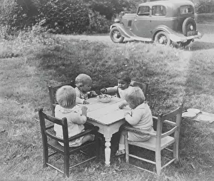 Bibs: TODDLERS EATING OUTDOORS