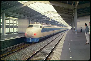 Lousada: Tokaida Train Station, Japan